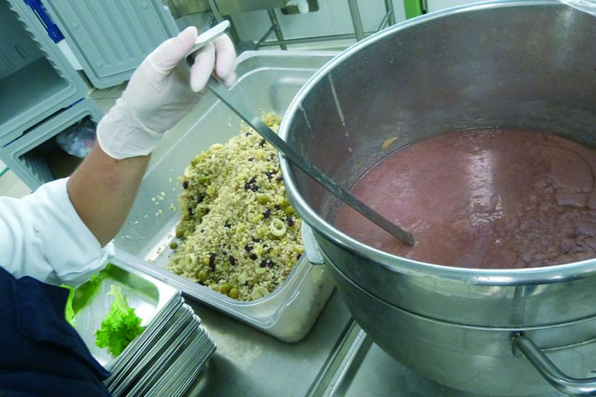 Pendant ce temps, les plats froids sont préparés à deux par postes, pour des raisons d'hygiène et de manutention. Carottes, tomates, fruits... tout est lavé et coupé sur place. Même les assaisonnements sont confectionnés dans la cuisine municipale le matin-même.