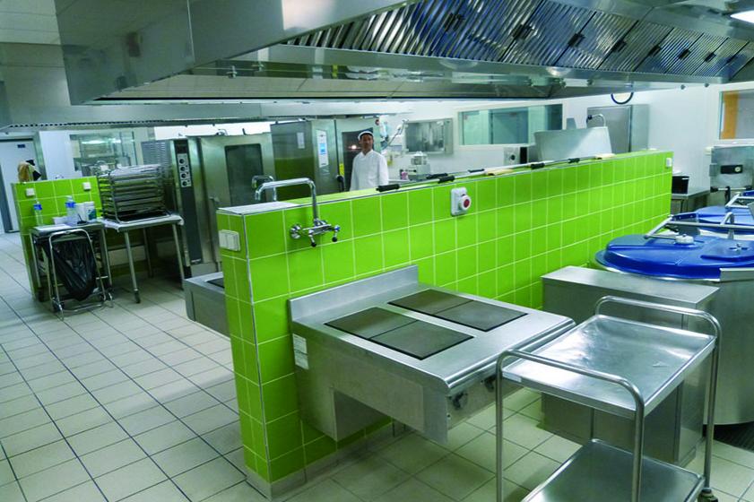 Les cuisiniers arrivent à 7h à leur poste. Ils forment aussitôt deux équipes : celle qui cuisinera le froid dans une pièce à 8/10°C, et celle qui préparera les plats chauds. Le postes tournent régulièrement.