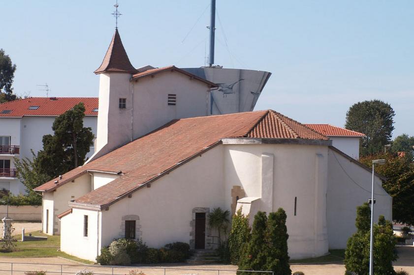 L'Eglise en 2006, après la construction du château d'eau voisin.