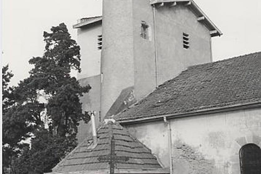 Vue de profil : L'église au début des années 80.