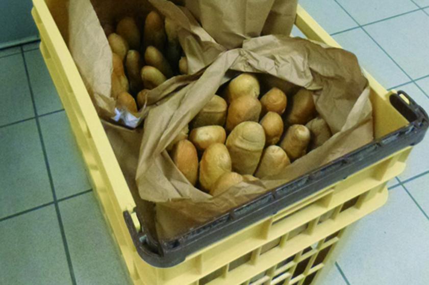 Vers 8h, le pain est livré ! Il arrive tout droit d'une boulangerie d'Ondres.