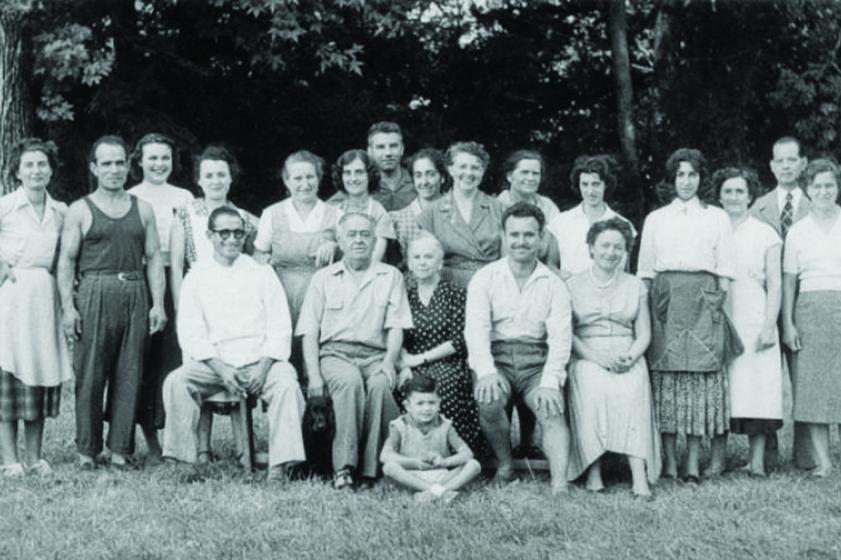 Une des premières équipes du personnel encadrant de Castillon, entourant Monsieur Portet, directeur. Années 1950, Prêt de Madame Sanz-Allen 