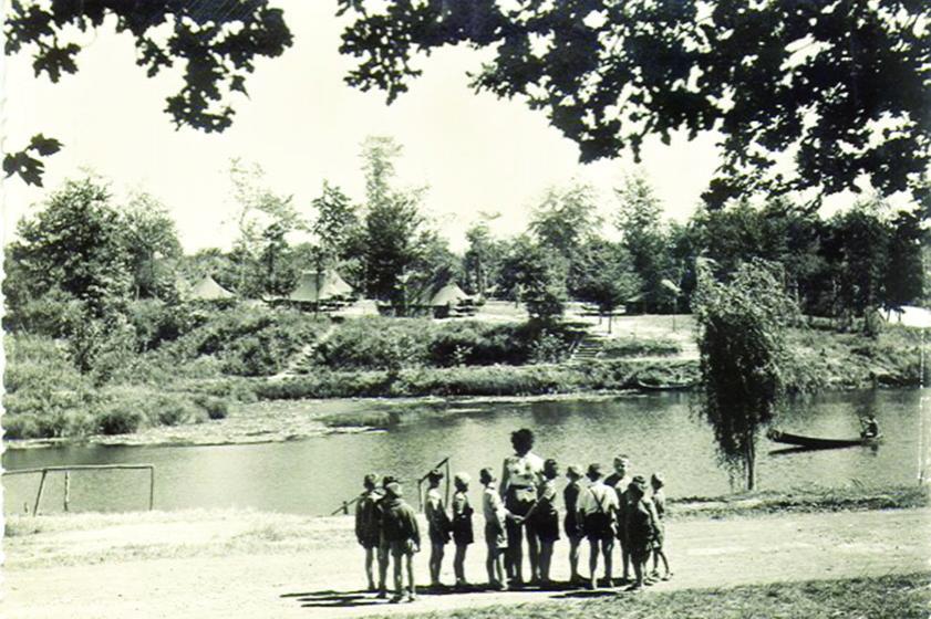 Vue du camp des Ados situé sur les berges du lac. Années 1950, Prêt de Madame Cid
