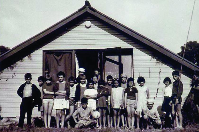 Groupe de jeunes devant un bungalow. 1967, Prêt de Madame Ferrand