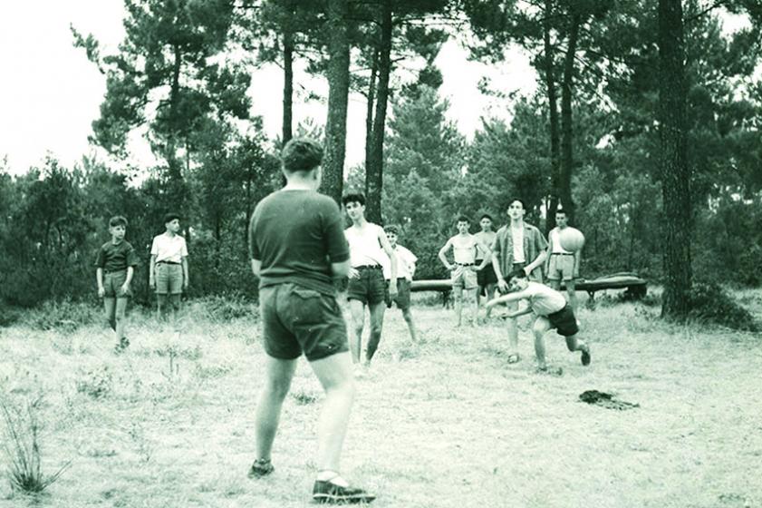 Une partie de balle aux prisonniers dans les pins