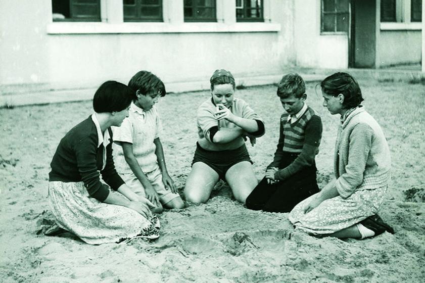 La pichenette, forme d'initiation au lancer de couteaux, mais dans le sable de préférence ! 