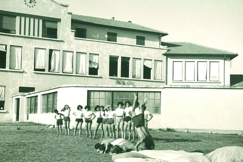 Figure de gymnastique périlleuse ! Au second plan, on reconnaît les bâtiments de l'actuel groupe scolaire Jean Jaurès