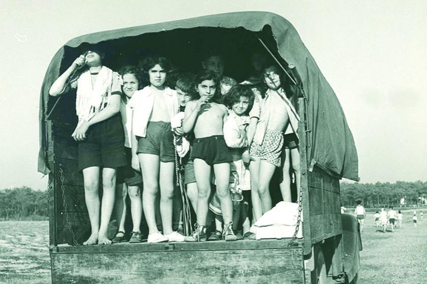 Les enfants sont prêts à partir à la plage