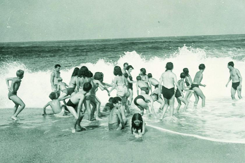  Les vagues et l'écume sont un ravissement pour les petits Parisiens