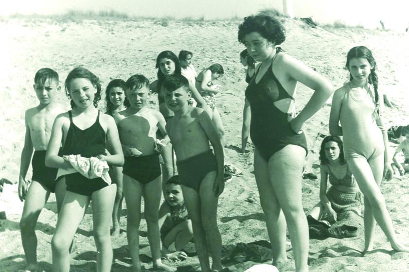 Les enfants autour de la monitrice. 1951