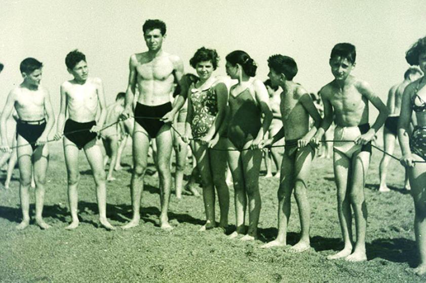 La baignade est sécurisée avec les moyens de l'époque : la corde !