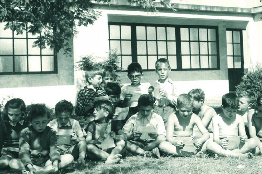 Les enfants apprennent un chant 