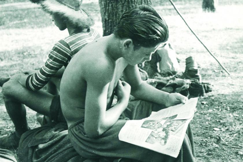 Dans la pinède, moment de détente avec la lecture d'une revue de cinéma