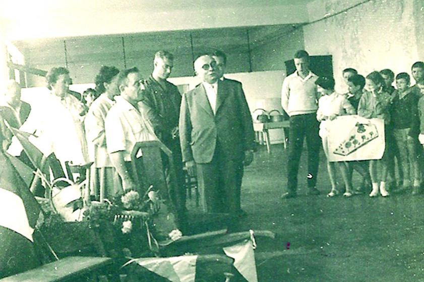  Lors de la Fête des Pins, qui se tient traditionnellement en juillet à Tarnos, Jacques Duclos, sénateur de la Seine, vient rendre visite aux enfants de la colonie. 1960