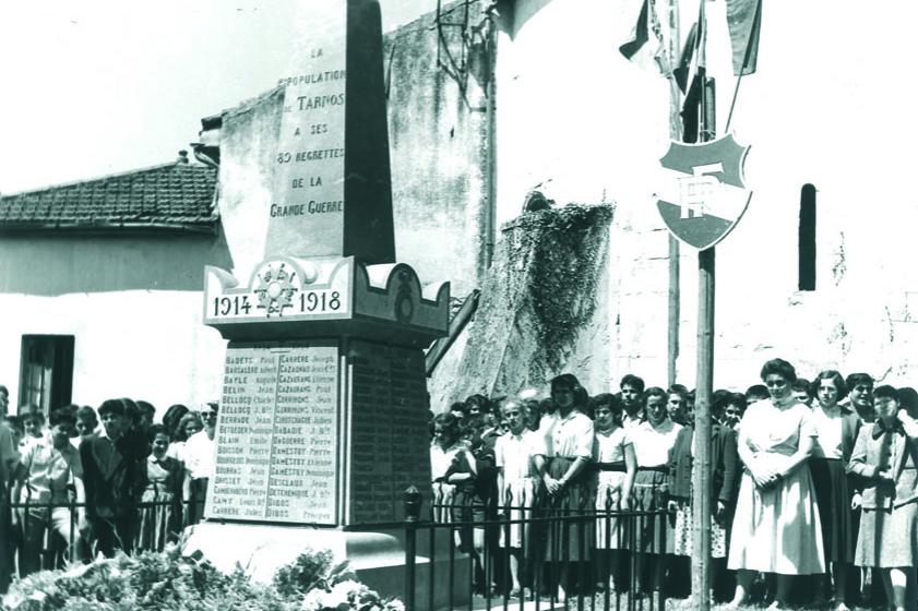 Le 14 juillet, une délégation de grands devant le Monument aux Morts de Tarnos