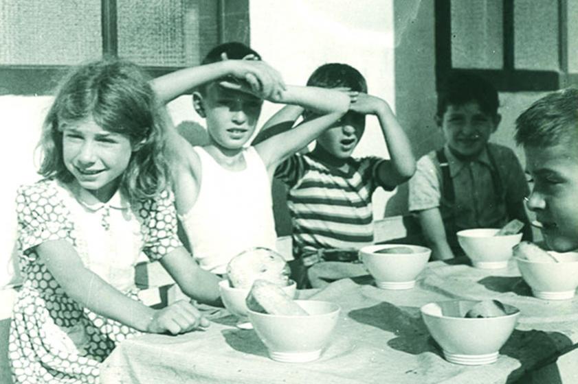 Les enfants à l'heure du petit-déjeuner qui se prend à l'extérieur