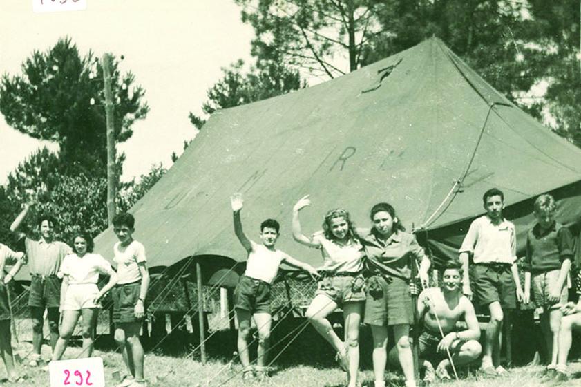 Les grands dormaient sous les tentes 