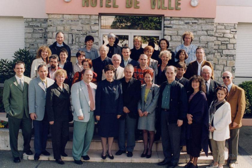 Le Conseil municipal de Tarnos en 2001, autour de Pierrette Fontenas. Au 1er rang à gauche : Jean-Marc Lespade fait son entrée au Conseil municipal. Il succèdera à Pierrette Fontenas 3 ans plus tard.