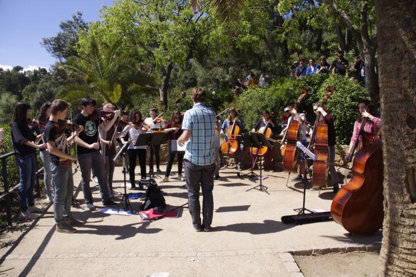 Les enfants de l'école de musique donnent une représentation lors d'un voyage en Barcelone, 2014.