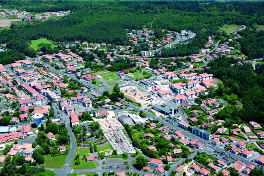 Vue aérienne du centre ville en 2010. Vue des ensembles immobiliers autour du nouvel Hôtel de Ville et travaux de construction de la médiathèque