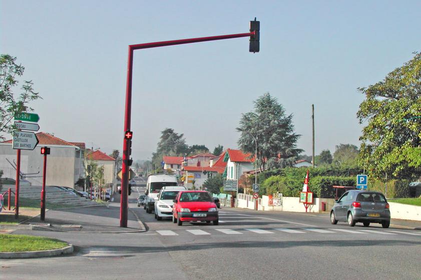 La RD810 en 2010, devant l'actuel Hôtel de Ville, Ville de Tarnos