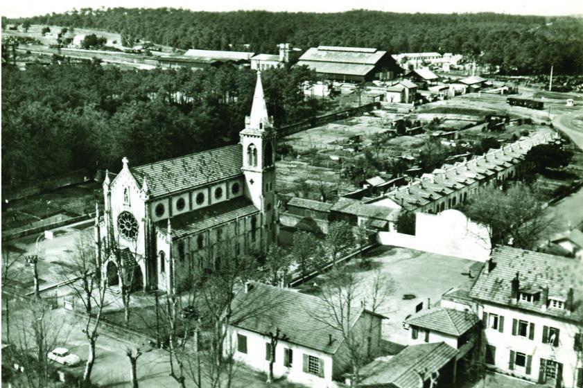  Vue aérienne de l’Église Notre Dame des Forges. Années 1950-1960, Ville de Tarnos