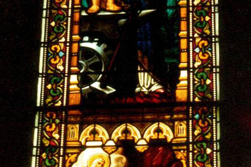 Vitrail central du chœur, orné d'un médaillon à l'effigie de Claudius Magnin, avant la restauration de 1980. Extrait de « Notre Dame des Forges - Église et Paroisse », 1998, prêt Michel Saldou