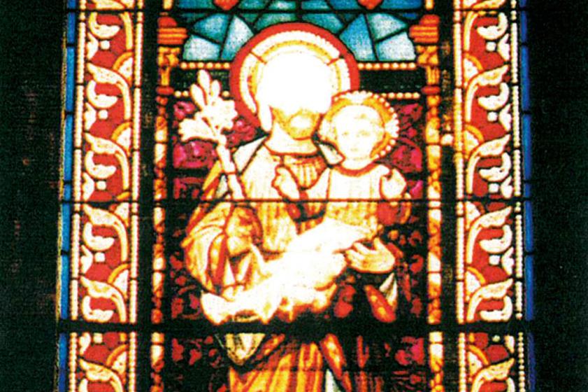  Vitrail central de Saint Joseph portant l'enfant Jésus, orné d'un médaillon à l'effigie de Adrien de Montgolfier, avant la restauration de 1980. Extrait de « Notre Dame des Forges - Église et Paroisse », 1998, prêt Michel Saldou 