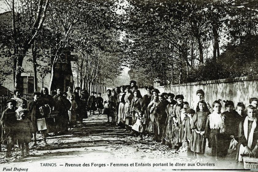 Femmes et enfants portant le dîner aux ouvriers. 1911, Ville de Tarnos