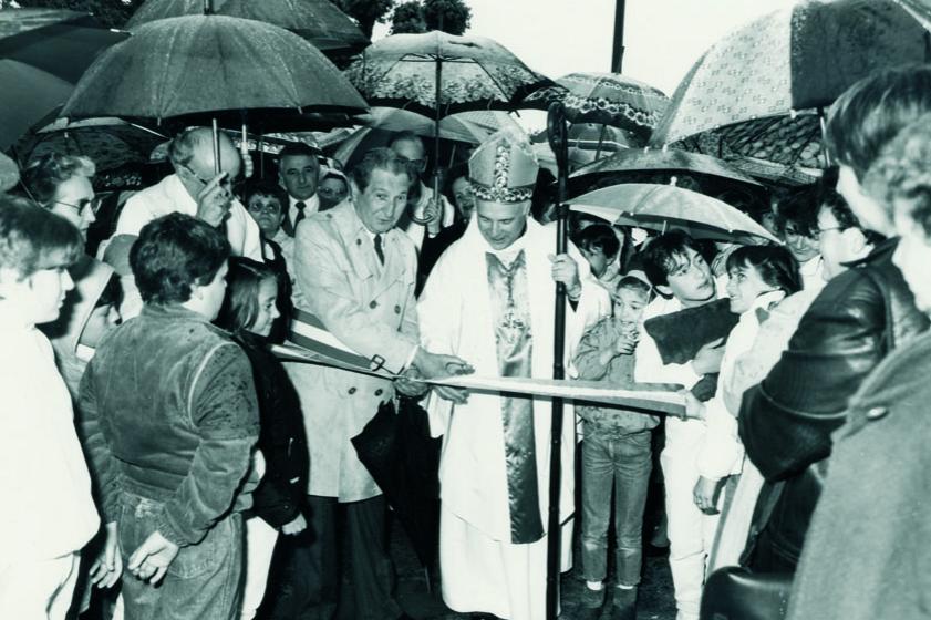 André Maye avec l’Évêque Sarrabère après les travaux de restauration de l'église du bourg. 1985, Ville de Tarnos