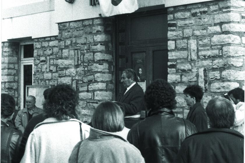 Le drapeau de l'ANC flotte sur l’Hôtel de Ville. 1988, Ville de Tarnos