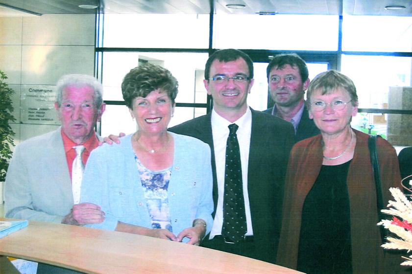 (de gauche à droite) André Maye, Pierrette Fontenas, Jean-Marc Lespade, Alain Baché et Marie-George Buffet lors de l'inauguration de l’Hôtel de Ville. 2004, Ville de Tarnos 