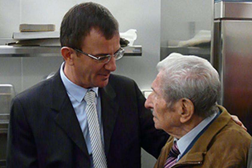 André Maye et Jean-Marc Lespade lors de l'inauguration de la nouvelle cuisine centrale Jean Paillé. 2011, Ville de Tarnos
