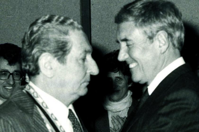 George Valbon remet la médaille de Chevalier de l'Ordre du Mérite à André Maye. 1985, Ville de Tarnos